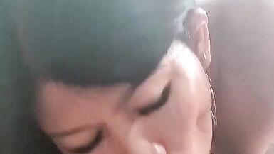 Veja a milf tailandesa Som fazer um boquete babado e engolir cada gota