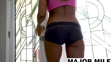 Makayla Cox recibe una follada brutal en el coño por la gran polla negra de Rome Major en un entrenamiento interracial salvaje - 1 image