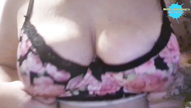 Pinky Pussy tira a roupa, esquenta e pega fogo em público com os peitões pulando!