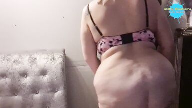 Pinky Pussy si spoglia e si scatena in pubblico con le sue tette grosse che rimbalzano! - 5 image