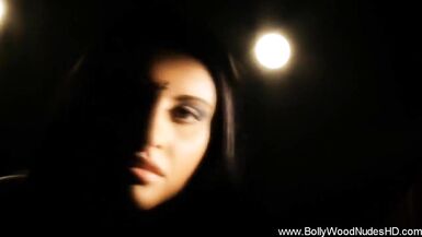 Erotic Desi MILF India dances to erotic music and has solo fun