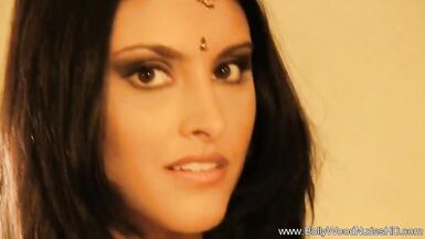 Erotische Desi-MILF aus Indien tanzt zu erotischer Musik und hat Solo-Spaß