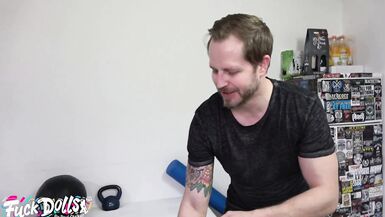 Julia Exclusiv 紧致的屁股被 Paul Stalker 的抽动的阴茎深深地操弄