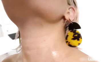 Subil Arch si fa scopare forte sulle tette perfette e capelli biondi prima di ricevere una sborra in faccia.