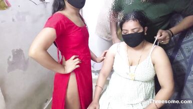Desi MILF Devi und 18-jährige Zakiabibi in heißer indischer Homemade-Dreier-Action - 3 image