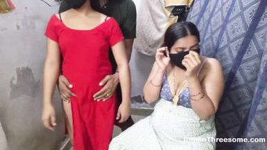 Desi MILF Devi und 18-jährige Zakiabibi in heißer indischer Homemade-Dreier-Action - 6 image