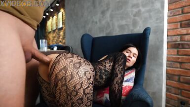 Busty MILF Kaymaklı Götünü izle, sıkı kıçını yüksek topuklu ve elbiseli şanslı bir damızlık tarafından delinmiş olsun
