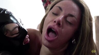 Psicologa MILF argentina e le sue amiche tettone si scatenano durante la terapia con tette grosse e doggystyle.