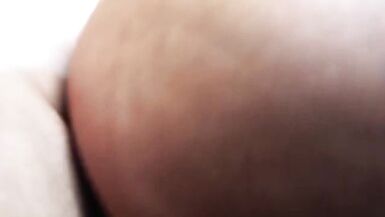 Ashley Cumstar et Bodo Froto séclatent en public dans un sexcapade MILF hard