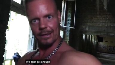 Ashley Cumstar e Bodo Froto si scatenano duro in una scopata MILF in pubblico.