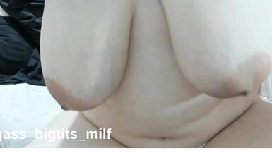 Guarda la milf dal culo grosso e tette naturali che si masturba da sola con il suo perizoma