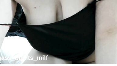 Veja a milf Bigass_bigtits_milf brincando pelada com seus peitos naturais e fio-dental