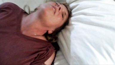 Heiße blonde MILF fingert ihre enge Muschi im Homemade-Video - 7 image