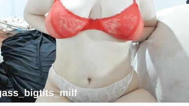 Bigass_Bigtits_MILFs heiße Solo-Session: Masturbiert mit ihren saftigen Muschilippen - 1 image