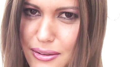 Selena Silver si gode una doccia bollente con la bocca piena di sperma.