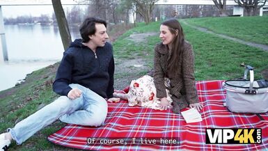 Livia Venom seduce Alexander TdA al parco con le sue tette naturali e il dirty talk. - 3 image
