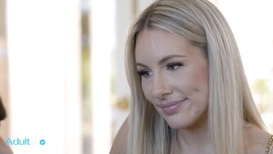 La madrastra Bunny Madison deja que Ricky Spanish le reviente el coño apretado mientras le da por detrás y le hace una paja