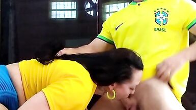 Regarde la MILF Saymonfitness à la grosse chatte prendre la grosse bite de Dinnigata pendant la Coupe du Monde