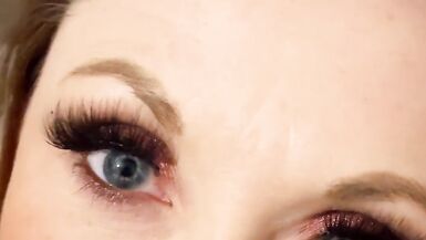 Lily Kink, iç çamaşırlarıyla fit vücudunu göstermeden önce soyunuyor ve dalga geçiyor - 9 image