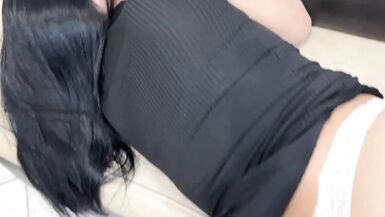 Vê eu socando a bunda da MILF latina gostosa e safada de joelhos. - 1 image