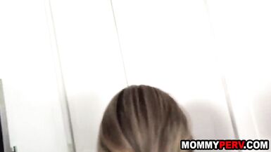 Una madrastra hambrienta de pollas se come la polla de su hijo para desayunar - 5 image