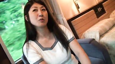 MILF japonaise baisée lors dun voyage en train à travers le pays.