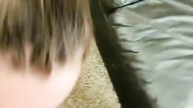 PAWG en laisse se fait pomper le visage et avaler de léjaculation