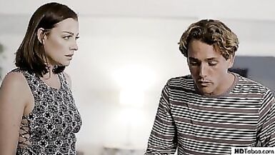 La mère de Breasty à lesprit tordu que jaimerais baiser joue un jeu - Sovereign Syre