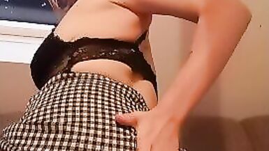 女孩边看A片边自慰 - 1 image