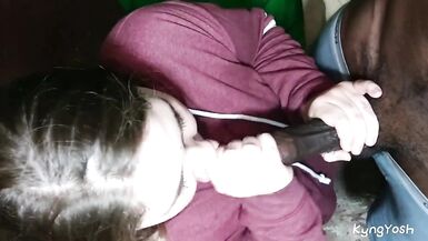 Ladolescente dâge légal Dilettante aime donner des têtes molles Cette fille suce, étouffe et bâillonne pour obtenir du sperme FACIAL - 2 image