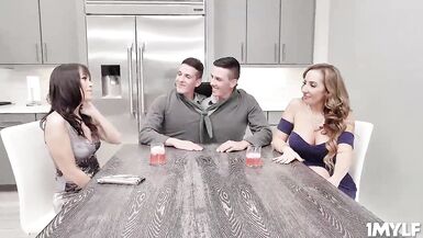 Les MILFs Alana et Richelle pensent que pomper des mâles conjoints serait super sexy.