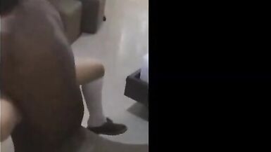 ADOLESCENTE DE eighteen BIEN PERRA FOLLA POR EL CULO Y LA CUCA CON UN HOMBRE DE fifty Y LE SACA LA LECHE