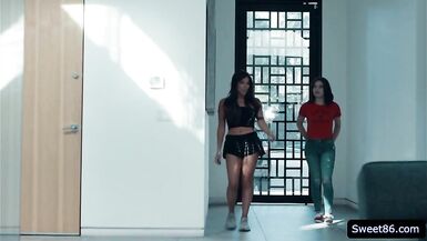Liv screwed her stepsis girlfriend - 3 image