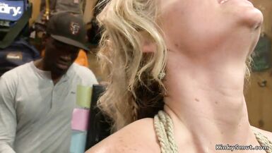 La mère de famille aimerait baiser dans un magasin public.