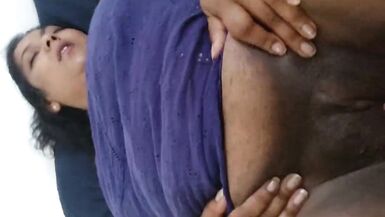 Une non-professionnelle dévergondée et dévergondée lui vomit dessus au cours dune séance de baise daprès-midi.mp4