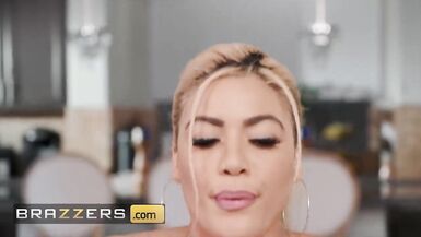 Brazzers - Breasty Blond Amber Alena Seduces Her Training Instructor - 11 image