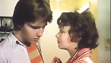 Vintage Taboo, Mamá madura solitaria disfruta de la compañía de sus hijos - 1 image
