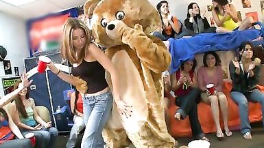 DANCING BEAR - O que acontece quando strippers homossexuais invadem um dormitório Descubra! - 1 image