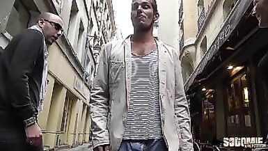 Charlie, belle salope, veut essayer la pluralité masculine - 1 image