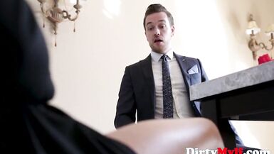 Laisser un agent du fisc baiser sa fourrure moite - Alexxa Vega