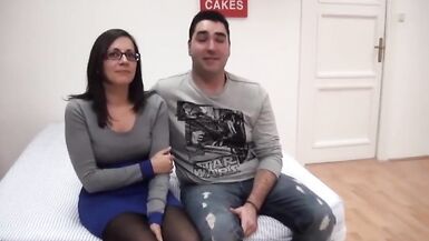 La mère lascive que jaimerais baiser baisera son jeune ami pour nous.