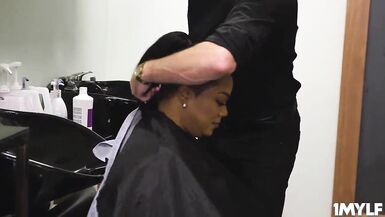 Bridgette enfonce le visage de Romeos dans sa fente humide.