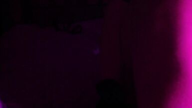 La mère australienne sexy que jaimerais baiser essaie de faire une fellation à un zizi dur et pulsant, puis se fait baiser à mort.