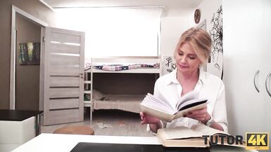 TUTOR4K. Le gros bras met sa professeure à genoux pour une fellation et la baise.