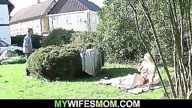 A mulher apanhou a mãe e o cônjuge a bombear no exterior - 1 image
