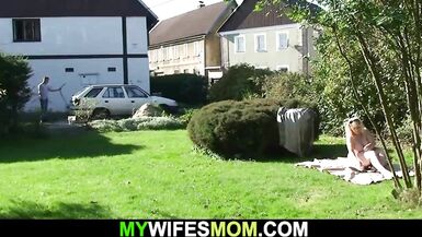Wife caught her mama and spouse pumping outside