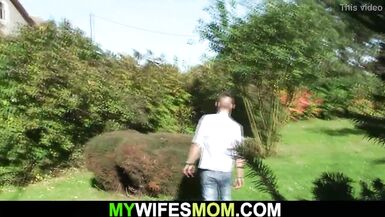 A mulher apanhou a mãe e o cônjuge a bombear no exterior - 3 image