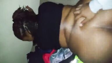 La mère de lenfant est une mère plus âgée et plus brune. Jaimerais baiser avec son fils, un grand shlong africain.