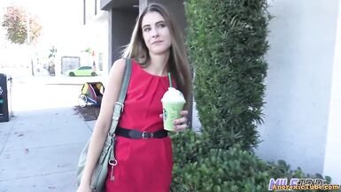 MILFTRIP Mère svelte Jaimerais baiser Tara Ashley Saute le travail pour faire lamour avec un inconnu