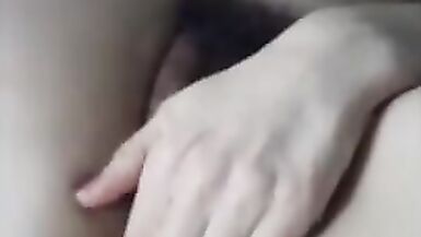 Michelle gioca con la sua figa non depilata - 5 image